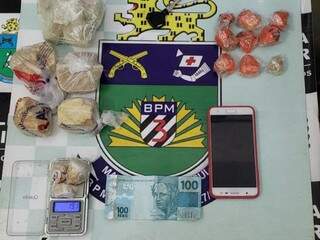Drogas que haviam sido escondidas pela suspeita. (Foto: Divulgação/PM) 