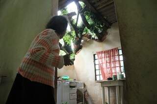 Idosa teve a casa destruída pela queda de árvore. (Foto: Marina Pacheco)