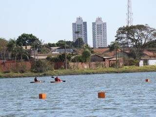 Prova de stand up paddle na Lagoa Itatiaia (Foto: Henrique Kawaminami)