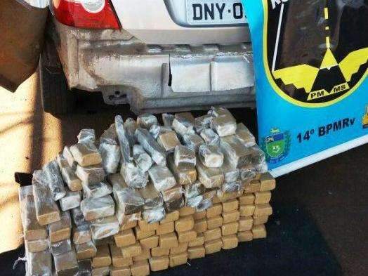 Traficante solta algemas e tenta fugir ap&oacute;s ser apreendido com 115 kg de maconha
