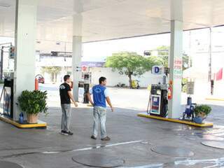 Sem gasolina e etanol, postos ficam com baixo movimento a tarde e reduzem número de funcionários trabalhando (Foto: Capital do Pantanal)