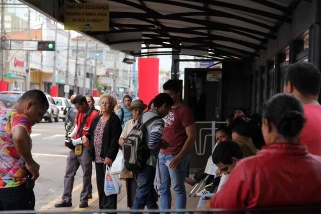 Lei que bane cigarro de espa&ccedil;os &quot;p&uacute;blicos&quot;&acute;tem apoio at&eacute; de fumantes