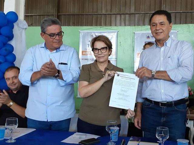 Na 1&ordf; visita ao Estado, ministra entrega ve&iacute;culo e lan&ccedil;a obra no interior