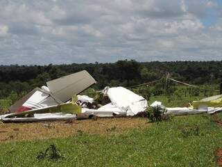 Destroços da aeronave em que estava o advogado Marco Túlio. Ele e o piloto morreram na queda. (Foto: Lucimar Couto)