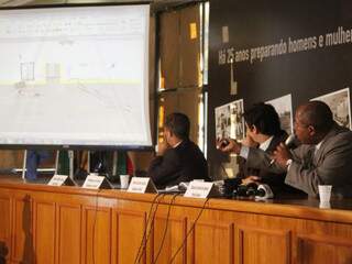 Equipe de peritos e delegados mostram gráficos sobre acidente. (Foto: Marcelo Victor)
