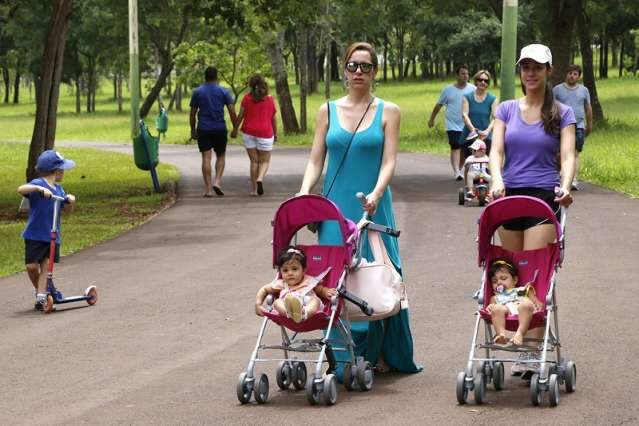 Chuva d&aacute; tr&eacute;gua e fam&iacute;lias voltam a frequentar parques e pra&ccedil;as da Capital