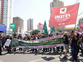 Protesto também marcou desfile na 13 de Maio (Foto: Kísie Ainoã)