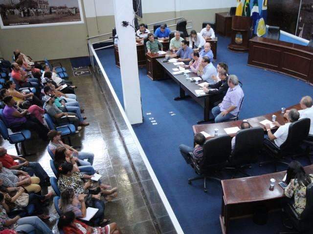 Prefeitura deixa estudantes de bairros sem transporte e pais reclamam