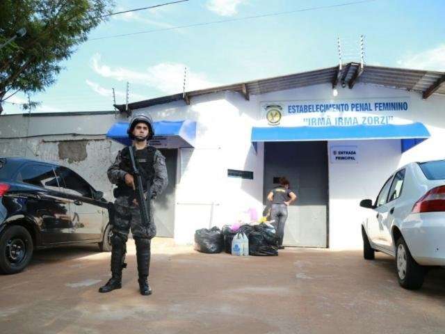 Interna pula muro para fugir de pres&iacute;dio, mas &eacute; capturada por agentes 