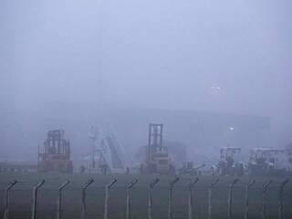 Aeroporto  amanheceu com forte nevoeiro, que começou a se dissipar por volta das 8h. (Foto: Marcos Ermínio) 