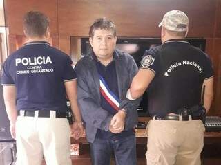 Néstor Báez Alvarenga com agentes da divisão de combate ao crime organizado que o prenderam hoje no Paraguai (Foto: Divulgação)