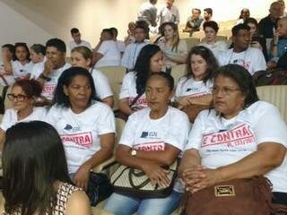 Empresários foram ao plenário vestidos com camisetas com escritas contra o projeto de lei . (Foto: Leonardo Rocha)