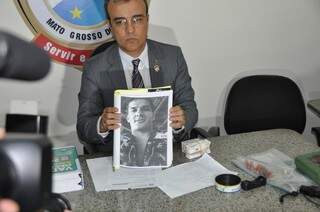 Delegado mostra foto do acusado de matar o adolescente. (Foto: Marcelo Calazans)