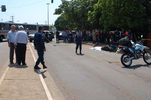Motociclista morre ao tentar ultrapassar caminh&atilde;o na Capital