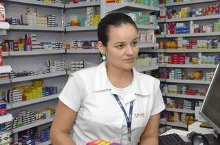 Edivania, que trabalha há 5 anos na farmácia, disse que está com medo do pior acontecer no próximo roubo. (Foto: Marcelo Calazans)