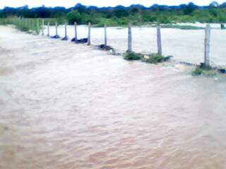 Chuva intermitente transformou estradas que levam a escolas em rios em Corumbá. (Foto: Diário On Line).