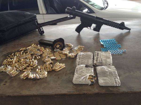 Jovem de 18 anos &eacute; preso com submetralhadora
