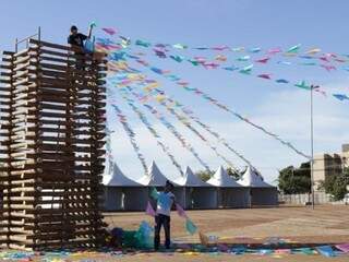 Bandeirolas começaram a ser colocadas na Praça do Papa. (Foto: Kísie Aionã)