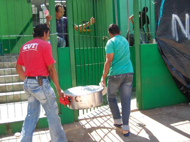  Manifestantes acampam e mant&ecirc;m sede do Incra fechada pelo 3&ordm; dia na Capital