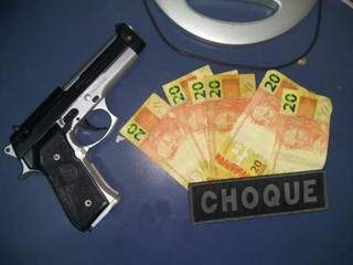 Dinheiro e arma falsa que pertenciam estavam com o jovem. (Foto: Divulgação/Choque) 