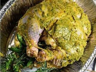 Pollo Loko, frango besuntado na manteiga de sálvia fresca, por dentro e por fora. (Foto:Divulgação)