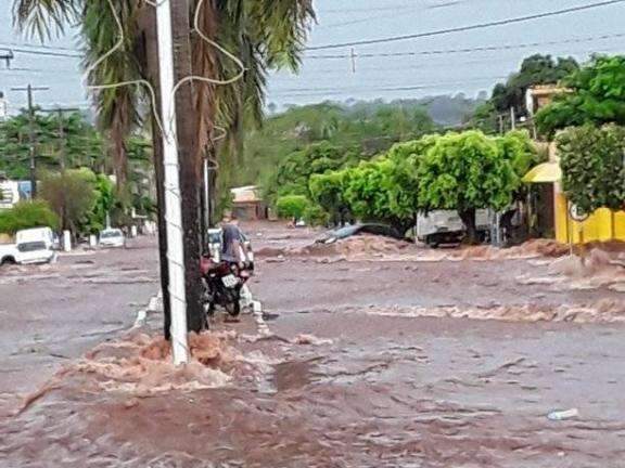 Depois de enxurrada tomar ruas &agrave; tarde, chuva volta a cidades do sul