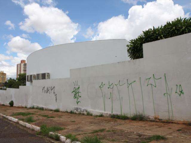 Depois de instalada a pol&ecirc;mica, grupo adia grafite no muro do Maria Constan&ccedil;a