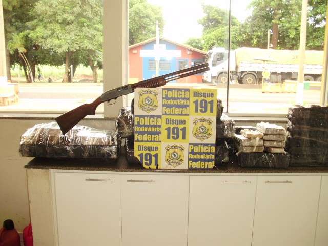 Mineiro &eacute; preso com 189 kg de maconha, espingarda e carro roubado em Curitiba