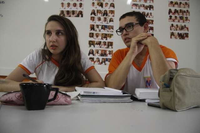 Jovens cumprem jornada de at&eacute; 14 horas de estudos por dia para o Enem