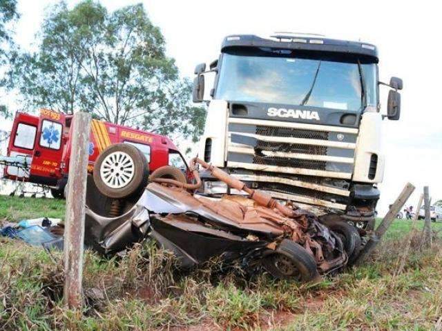 Condutor morre ao colidir carro de frente com carreta na MS-276
