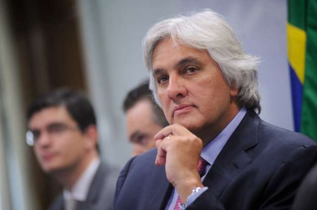 Delc&iacute;dio adia retorno ao Senado para resolver quest&otilde;es jur&iacute;dicas e fazer exames