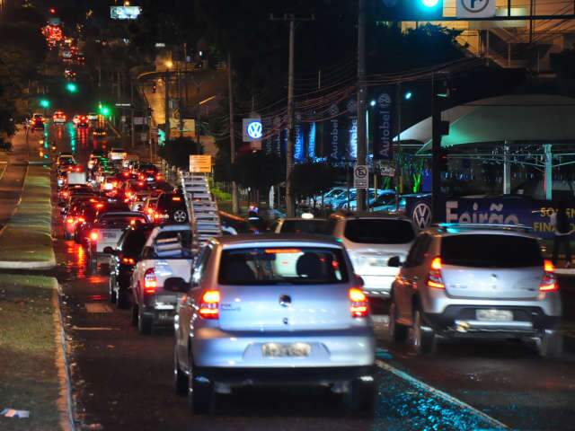  Frente fria traz chuva com trovoadas e energia oscila em bairros da Capital
