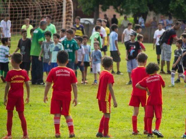 Escolinha p&uacute;blica de futebol ter&aacute; evento festivo para comemorar projeto