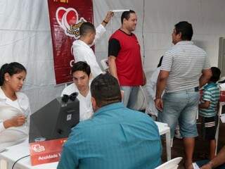 Caminhoneiros podem fazer exames gratuitos e contam com serviços como cortes de cabelos, por exemplo (Foto: Divulgação)