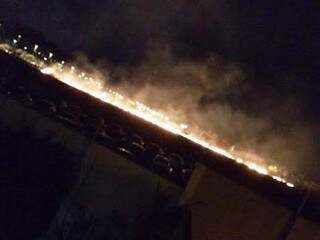 Incêndio ocorre em terreno próximo a estacionamento. (Foto: Divulgação)