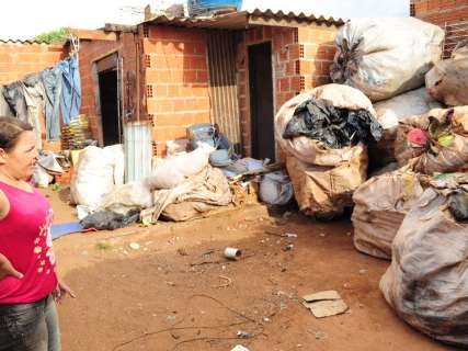 No bairro vizinho ao lixão, falta de dinheiro afeta comércio