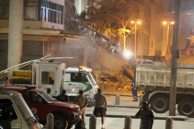  Equipes de socorro buscam 26 desaparecidos em escombros de pr&eacute;dios no RJ