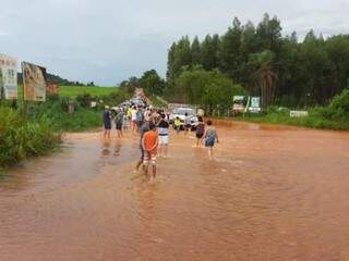 Em Bonito, estrada ficou alagada e turistas ficaram ilhados. (Foto: Direto das Ruas)