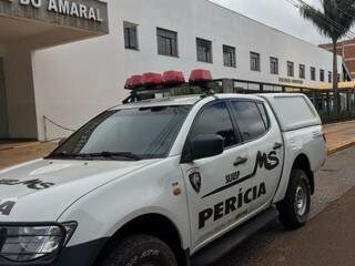 Carro da perícia da Polícia Civil em frente à Escola Presidente Vargas (Foto: Rafael Coca/MS em Foco)