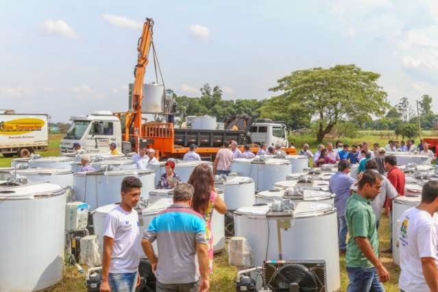 Governo resgata conv&ecirc;nio de 2012 e entrega 43 resfriadores a produtores