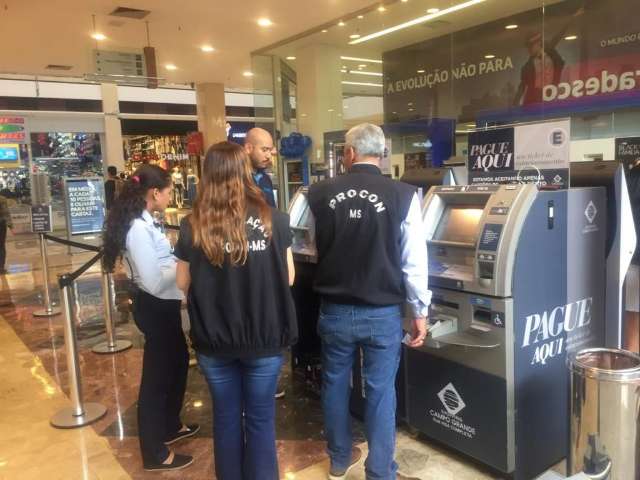 Procon autua estacionamento de shopping por cobrar valor fixo de 3h