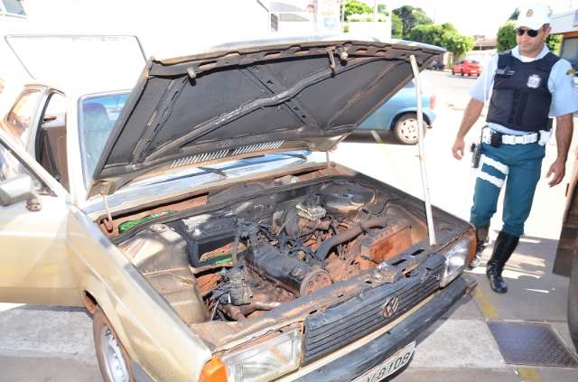 Carro pega fogo e &eacute; guinchado por documenta&ccedil;&atilde;o atrasada no Jardim Leblon