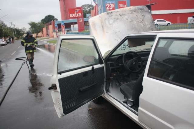 Carro pega fogo e rua Marqu&ecirc;s de Lavradio fica interditada