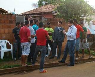 Trabalhadores conversam com fiscais do MPT. (Foto: Divulgação)