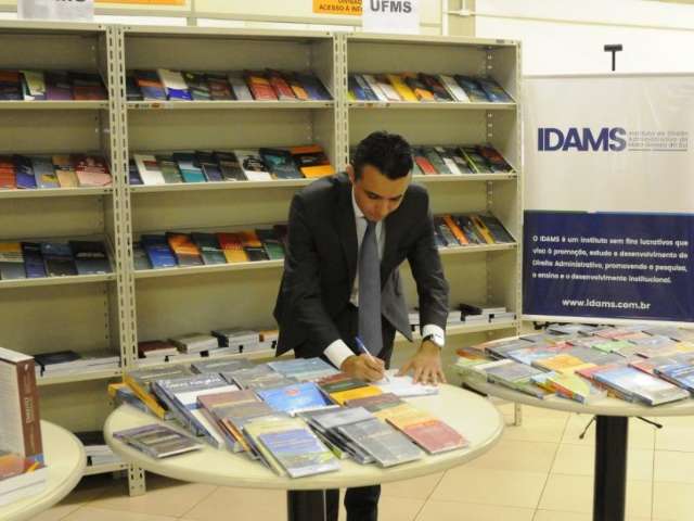 Instituto doa 350 livros de Direito Administrativo para UFMS