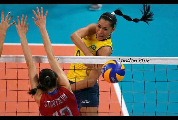  Brasil vira sobre a R&uacute;ssia e chega &agrave; semifinal no torneio de v&ocirc;lei