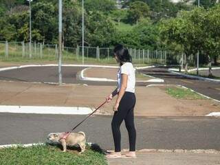Moradora de Campo Grande passeia com a cadela no Parcão do Sóter (Foto: Paulo Francis)