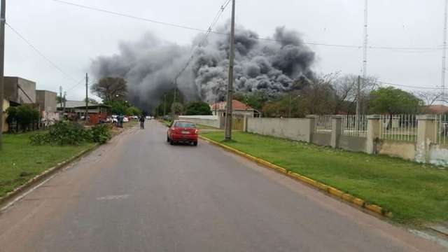 Inc&ecirc;ndio em Ex&eacute;rcito causa fuma&ccedil;a negra e chama aten&ccedil;&atilde;o de moradores