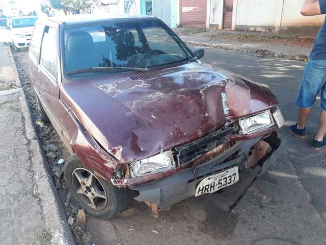 Motorista embriagado bate carro e danifica bomba de diesel em posto