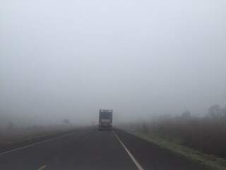 O nevoeiro chegou a comprometer a visibilidade de quem transitava na rodovia nesta manhã. (Foto: Direto das Ruas) 
